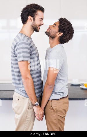 Heureux couple gay, se tenant la main Banque D'Images