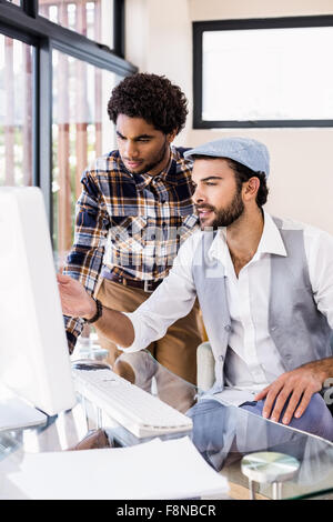 Heureux couple gay, à l'aide d'ordinateur Banque D'Images