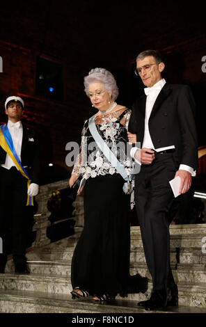 Stockholm, Suède. Dec 10, 2015. 2015's Prix Nobel de chimie Aziz Sancar (R) assiste aux Prix Nobel traditionnel banquet à l'hôtel de ville de Stockholm, capitale de la Suède, 10 décembre 2015. Credit : Ye Pingfan/Xinhua/Alamy Live News Banque D'Images