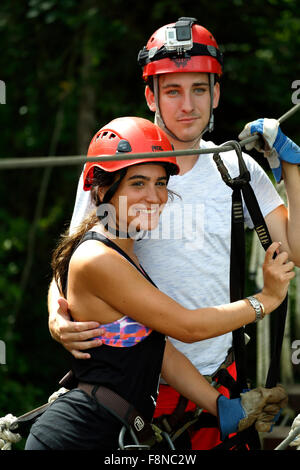 Couple sur la canopée, pont suspendu Ecoquest Adventures & Tours, Hacienda Campo Rico, Carolina, Puerto Rico Banque D'Images
