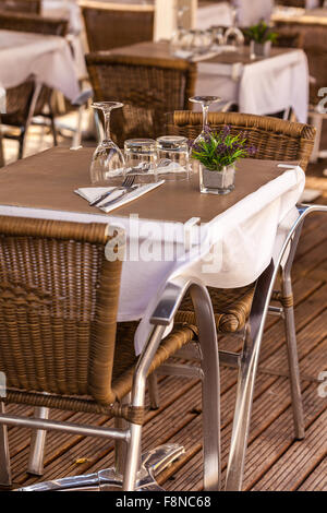 Tables de restaurant confortable prêt au service. Petit coup de poignée Banque D'Images