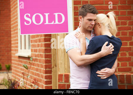 Jeune couple forcé de vendre la maison à travers des problèmes financiers Banque D'Images