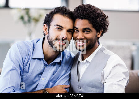 Happy gay couple posing for camera Banque D'Images