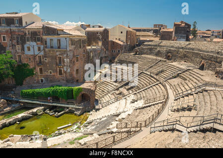 Théâtre romain de Catane, vue sur l'ancien théâtre romain, le Teatro Romano, dans le centre historique de la ville de Catane, Sicile. Banque D'Images
