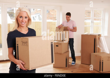 Jeune couple Unpacking boxes in New Home Banque D'Images