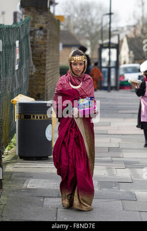 Pourim 2015 à Stamford Hill, Londres, la plus grande communauté juive hassidique en Europe, avec les enfants et les jeunes dans le fancy dress Banque D'Images