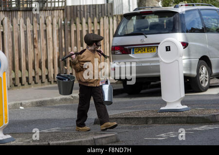 Pourim 2015 à Stamford Hill, Londres, la plus grande communauté juive hassidique en Europe, avec les enfants et les jeunes dans le fancy dress Banque D'Images