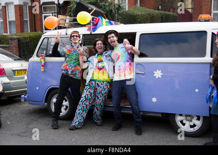 Pourim 2015 à Stamford Hill, Londres, la plus grande communauté juive hassidique en Europe, avec les enfants et les jeunes dans le fancy dress Banque D'Images