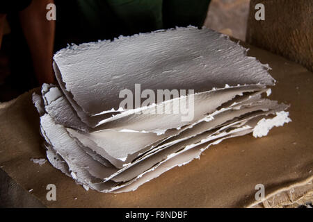 Pile de feuilles de papier dans une ancienne usine de papier Ancien processus traditionnel de la production du papier Banque D'Images