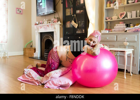 Femme en travail s'appuyant sur un ballon de yoga au cours d'un accouchement à domicile sans assistance () l'« accouchement libre Banque D'Images