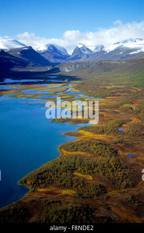 Vue aérienne de la vallée de l'Latjovagge avec lacs et montagnes de la rivière ci-dessous Kebnekaise en Laponie suédoise Banque D'Images