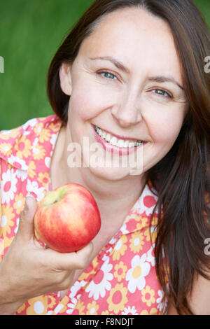 Portrait of young woman eating fresh Apple Banque D'Images