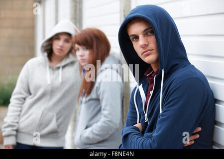 Bande d'adolescents qui traînaient dans l'environnement urbain Banque D'Images