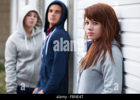 Bande d'adolescents qui traînaient dans l'environnement urbain Banque D'Images