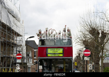 Pourim 2015 à Stamford Hill, Londres, la plus grande communauté juive hassidique en Europe, avec les enfants et les jeunes dans le fancy dress Banque D'Images