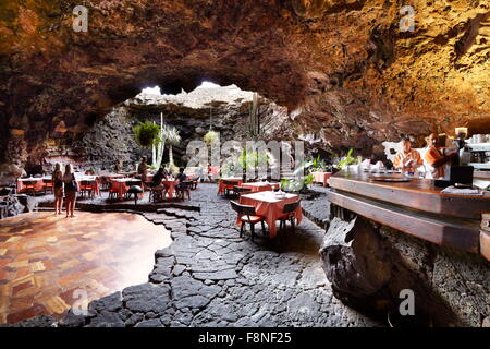 L'île de Lanzarote - Jameos del Aqua, restaurant dans la grotte volcanique, l'Espagne, Îles Canaries Banque D'Images