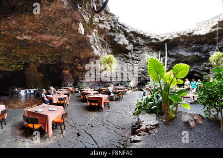 Lanzarote, Jameos del Aqua, restaurant dans la grotte volcanique, l'Espagne, Îles Canaries Banque D'Images