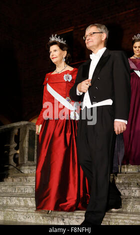 Stockholm, Suède. Dec 10, 2015. La Reine Silvia de Suède (L) assiste aux Prix Nobel traditionnel banquet à l'hôtel de ville de Stockholm, capitale de la Suède, 10 décembre 2015. Credit : Ye Pingfan/Xinhua/Alamy Live News Banque D'Images