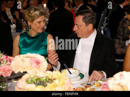 Stockholm, Suède. Dec 10, 2015. Le président de la Banque centrale européenne Mario Draghi (R) assiste aux Prix Nobel traditionnel banquet à l'hôtel de ville de Stockholm, capitale de la Suède, 10 décembre 2015. Credit : Ye Pingfan/Xinhua/Alamy Live News Banque D'Images