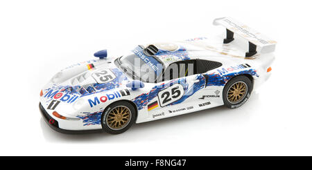 Porsche 911 GT1 sur un fond blanc, la Porsche 911 GT1 a remporté les 24 Heures du Mans en 1998 Banque D'Images