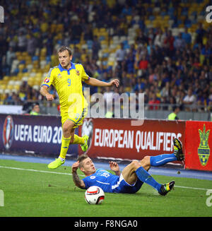 Kiev, UKRAINE - septembre 8, 2014 : Oleh Goussev de l'Ukraine (en jaune) se bat pour une balle avec Juraj Kucka de la Slovaquie pendant leur match de qualification de l'UEFA EURO 2016 Banque D'Images