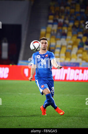 Kiev, UKRAINE - septembre 8, 2014 : Robert Mak de Slovaquie contrôle une balle pendant l'UEFA EURO 2016 match de qualification contre l'Ukraine Banque D'Images