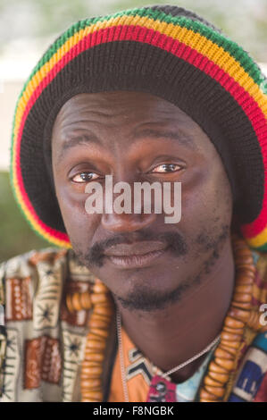 Sénégalais dans style reggae Rasta jamaïcain et cap Baye Fall chapelet sur l'île de république du Cap-Vert Banque D'Images