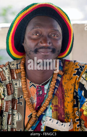 Sénégalais dans style reggae Rasta jamaïcain et cap Baye Fall chapelet sur l'île de république du Cap-Vert Banque D'Images