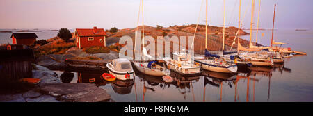 Scenic panoramique de voiliers ancrés à l'aube dans l'île de Stora Nassa group de l'archipel de Stockholm Banque D'Images