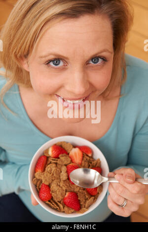 Vue de dessus de jolie femme bénéficiant d'un petit-déjeuner sain Banque D'Images
