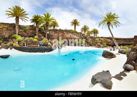 Lanzarote, bleu piscine dans Jameos del Aqua, Espagne, Îles Canaries Banque D'Images