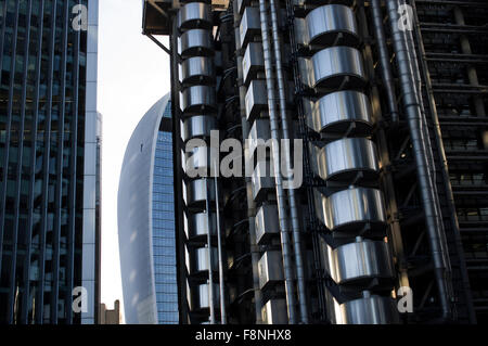 Le talkie-walkie immeuble dans le centre de Londres à 20 Fenchurch Street avec le bâtiment de la Lloyds aka Inside-Out bâtiment dans l'avant-plan Banque D'Images