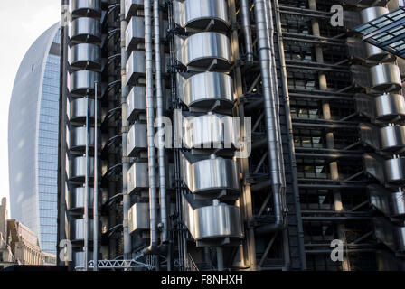 Le talkie-walkie immeuble dans le centre de Londres à 20 Fenchurch Street avec le bâtiment de la Lloyds aka Inside-Out bâtiment dans l'avant-plan Banque D'Images