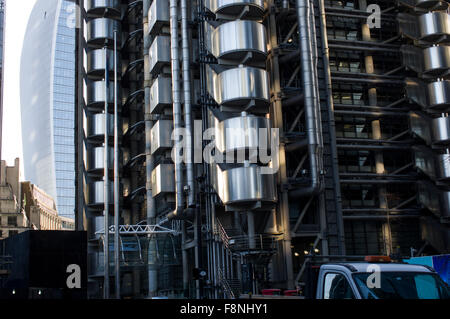 Le talkie-walkie immeuble dans le centre de Londres à 20 Fenchurch Street avec le bâtiment de la Lloyds aka Inside-Out bâtiment dans l'avant-plan Banque D'Images