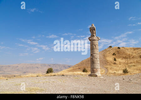 Avis de Karakus Tumulus, ancienne et historique de la zone béni Nemrut Parc National, sur fond de ciel bleu clair. Banque D'Images