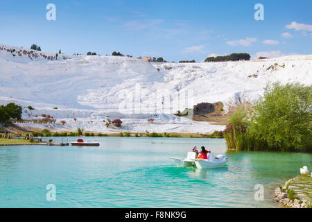 Pamukkale, le lac et une aire de loisirs au pied des terrasses de calcaire, la Turquie, l'Unesco Banque D'Images