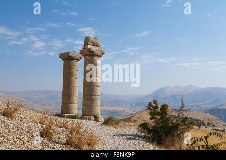 Avis de Karakus Tumulus, ancienne et historique de la zone béni Nemrut Parc National, sur fond de ciel bleu clair. Banque D'Images