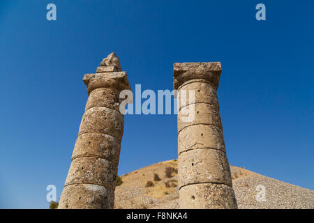 Avis de Karakus Tumulus, ancienne et historique de la zone béni Nemrut Parc National, sur fond de ciel bleu clair. Banque D'Images