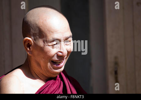 Ancien moine souriant. Image prise à Ho Chi Minh Ville : Monastère Mahagandayon, Amarapura, Myanmar, où 1 000 moines mars pour le déjeuner Banque D'Images