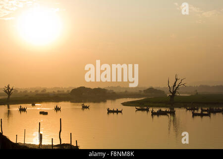 Coucher de soleil sur le bateau. Image prise à partir de l'u-bein bridge à Amarapura, Myanmar Banque D'Images