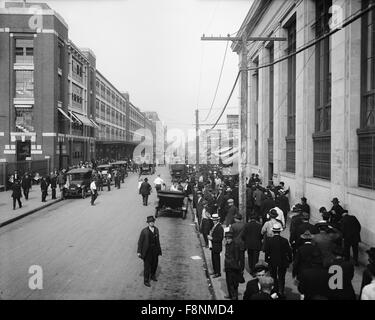 Les travailleurs hors de la Ford Motor Company, Detroit, Michigan, USA, 1910 Banque D'Images