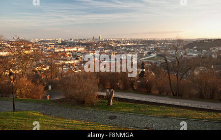 Panorama de la ville de Prague avec prairie sur la colline de Petrin frontyard de nice au cours de la fin de l'automne 24 Banque D'Images