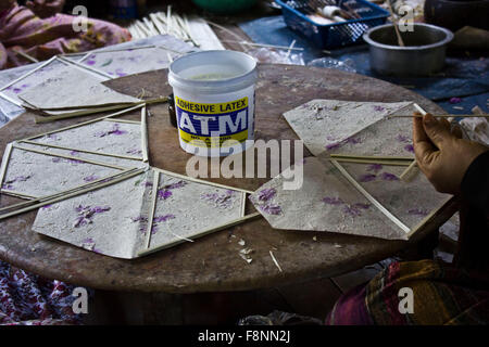 Myanmar typique faisant Parasols Banque D'Images