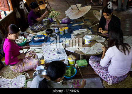 Myanmar typique faisant Parasols Banque D'Images