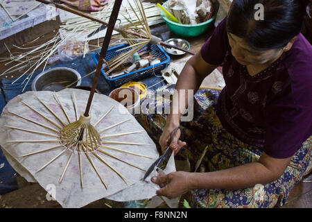 Myanmar typique faisant Parasols Banque D'Images