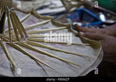 Myanmar typique faisant Parasols Banque D'Images