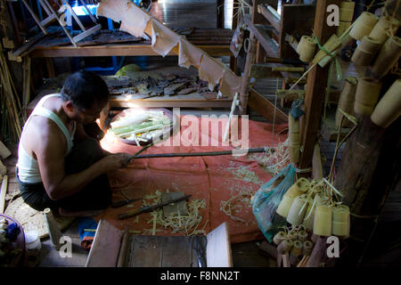 Myanmar typique faisant Parasols Banque D'Images