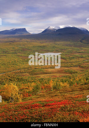 Le symbole de la Laponie est Lapporten coupé en en Abisko National Park mountain range au-dessus du cercle arctique en Suède Banque D'Images