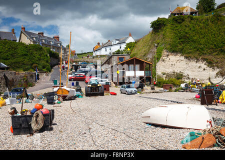 Bateaux sur la plage à la bière, la baie de Lyme Devon, Angleterre Angleterre Europe Banque D'Images