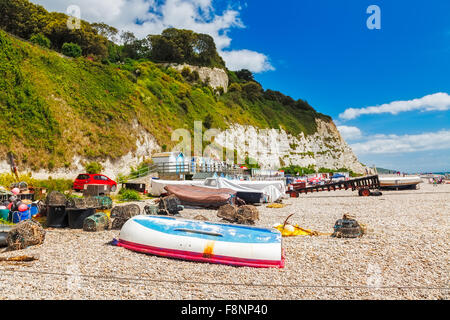 Bateaux sur la plage à la bière, la baie de Lyme Devon, Angleterre Angleterre Europe Banque D'Images